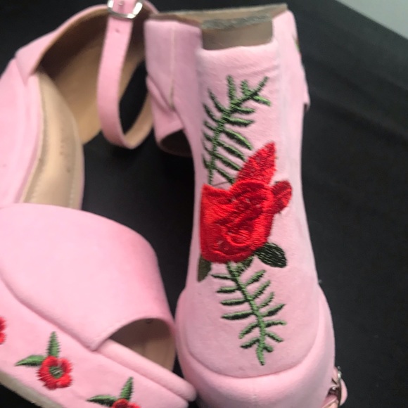 Chase + Chloe wedges - Picture 2 of 3